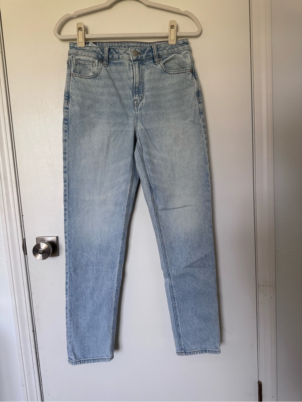 American Eagle Outfitters Light Wash High-Rise Mom Jeans